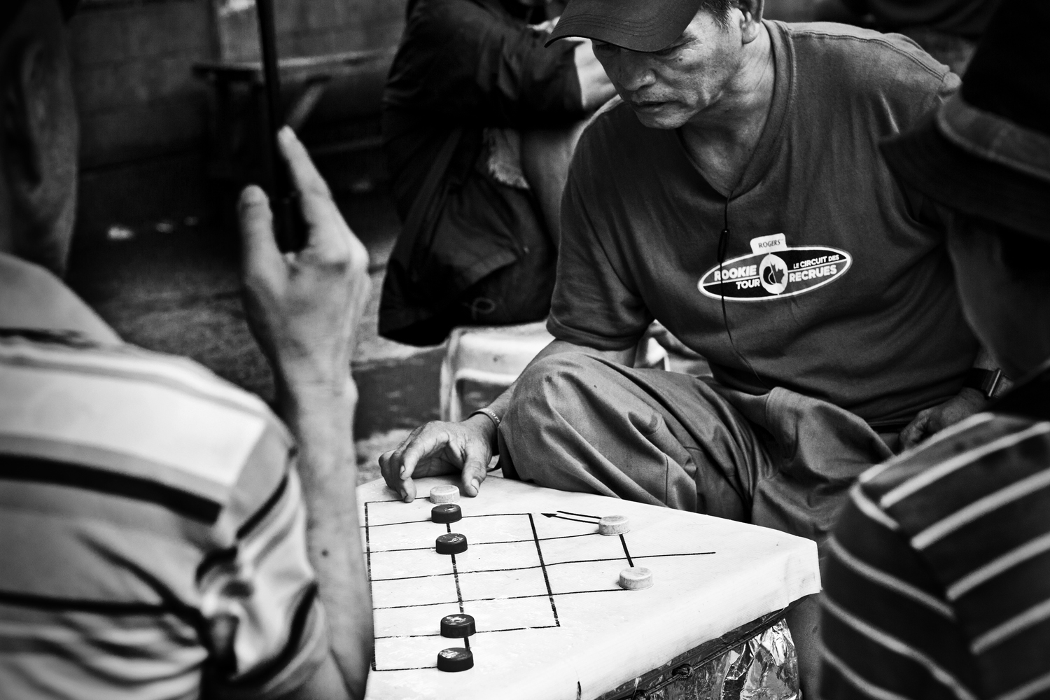 www.im-in-manila.jimdo.com - Larong dama (Filipino checkers game) with bottle caps as game pieces. 