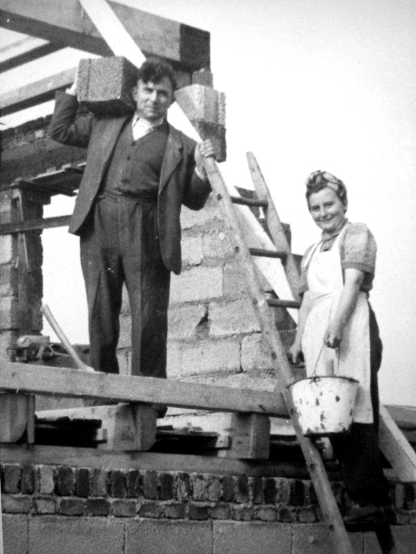 www.yesterpix.com : Meine Grosseltern beim Hausbau in den 50er Jahren