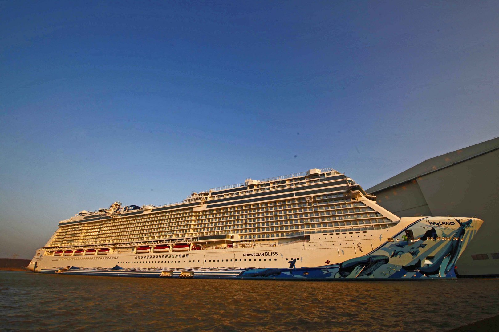 Wyland liegt nach auslaufen an Pier der Mayer Werft