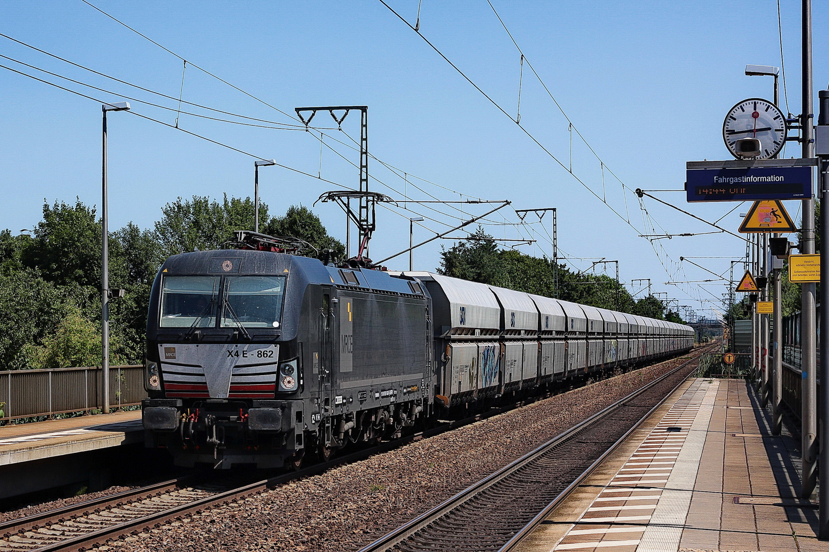 X4 E-862 MRCE-dispolok mit einem Ganzug in Richtung Mainz-Bischofsheim