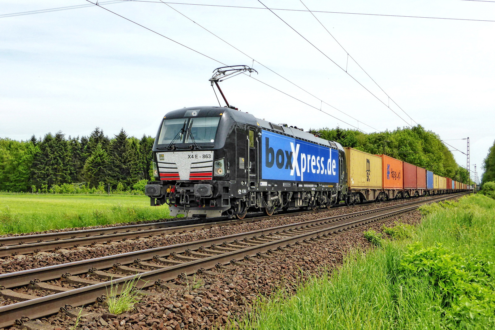 X4E - 863 boxXpress vor einem Containerzug