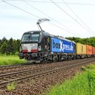 X4E - 863 boxXpress vor einem Containerzug