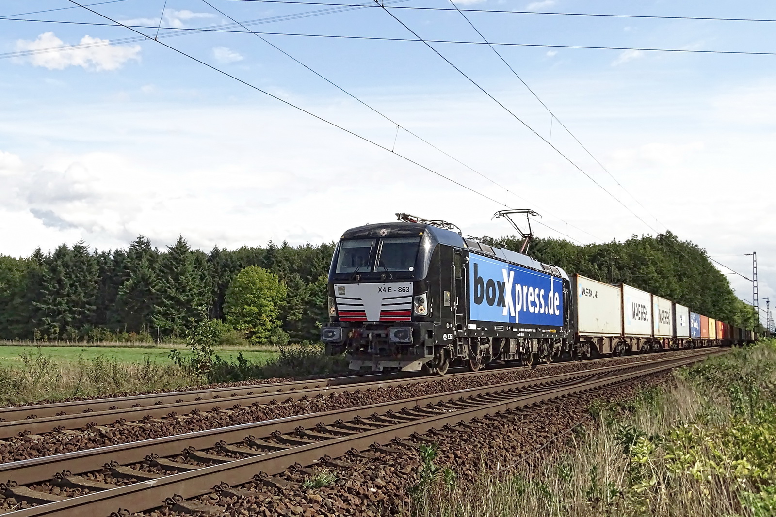 X4E-863 MRCE boxXpress mit einem Containerzug