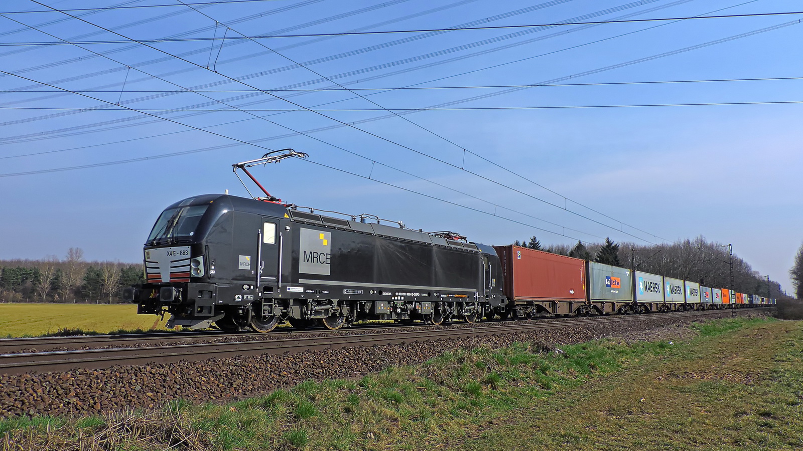 X4E-863 MRCE mit einem Containerzug
