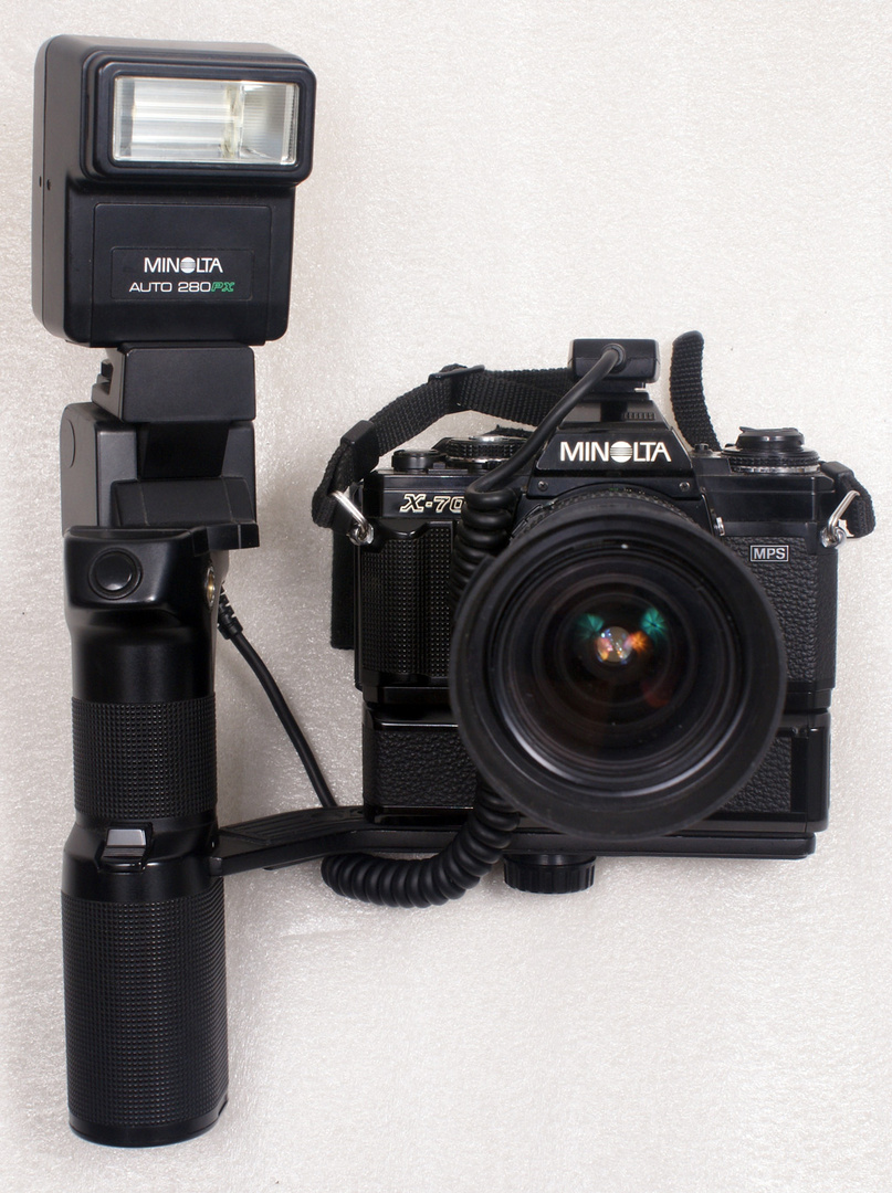 X700 mit Auto Winder G, MD Zoom 28-85mm 1:3.5-4.5, Power Grip 2, Blitz Auto 280PX und Kabel OC.