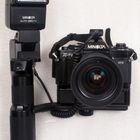 X700 mit Auto Winder G, MD Zoom 28-85mm 1:3.5-4.5, Power Grip 2, Blitz Auto 280PX und Kabel OC.