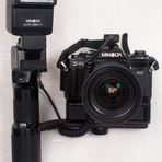 X700 mit Auto Winder G, MD Zoom 28-85mm 1:3.5-4.5, Power Grip 2, Blitz Auto 280PX und Kabel OC.