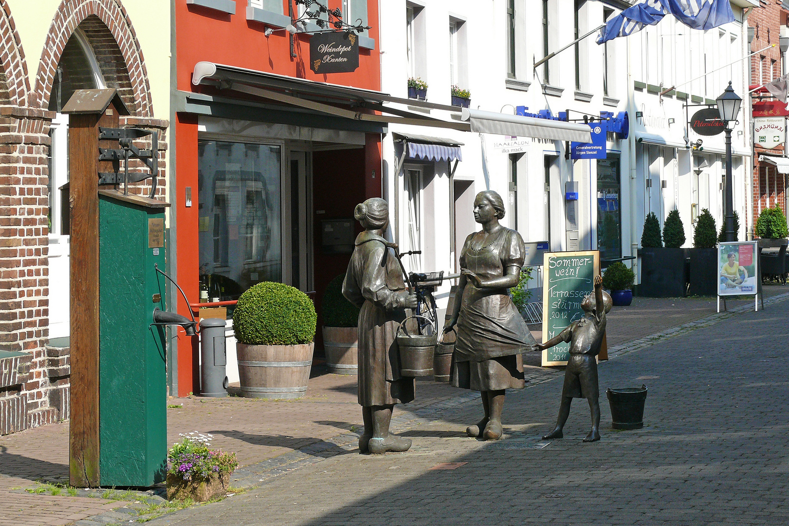 Xanten - Frauen an der Wasserpumpe 1