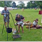 Xanten - Römerfest 2014 - Lagerleben - Reparieren, Putzen der Ausrüstung