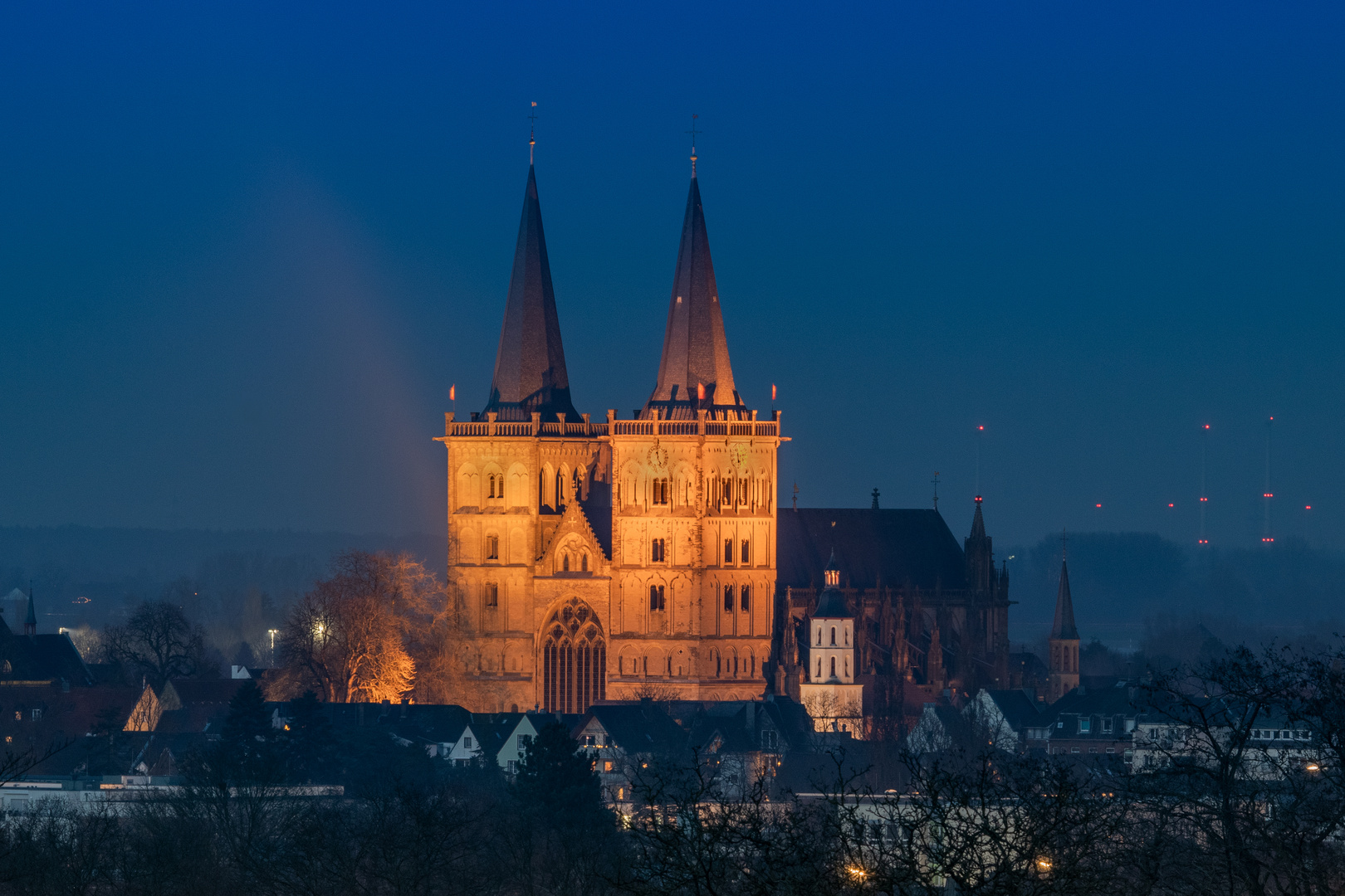 Xanten , St. Viktor zur blauen Stunde