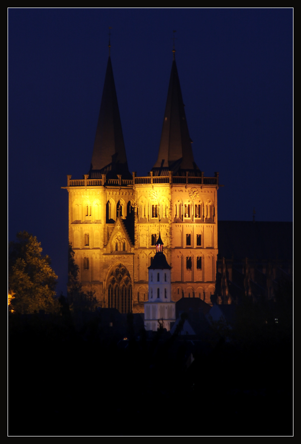 Xantener Dom bei Nacht