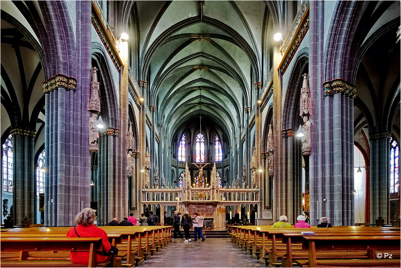 Xantener Dom - Blick ins Langhaus nach Osten ...