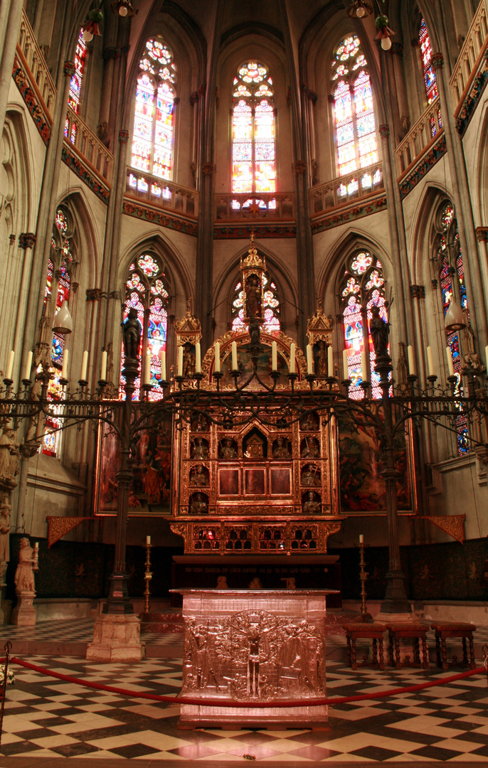 Xantener Dom  -  Hochaltar und Chorfenster