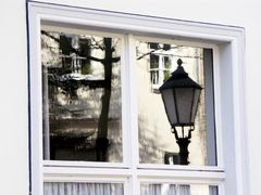 Xantener Reflexionen, Folge 1 - Laterne auf unebenem Fensterglas