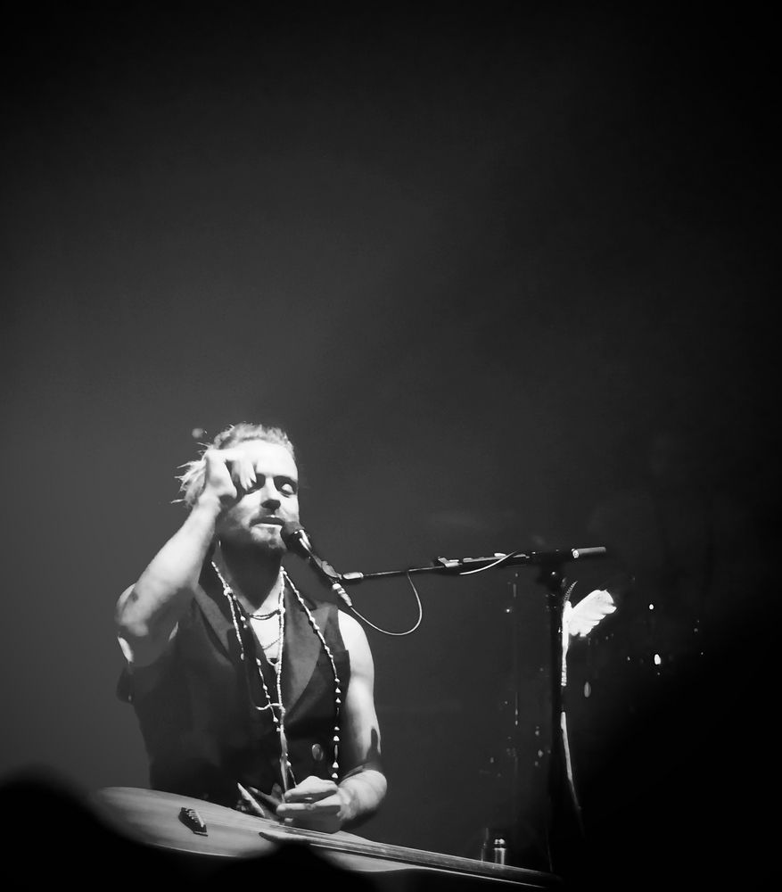 Xavier Rudd and the United Nations b/w