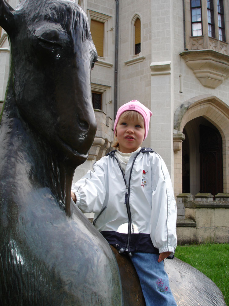 Xenia vor dem Schloss Hluboka (CZ)