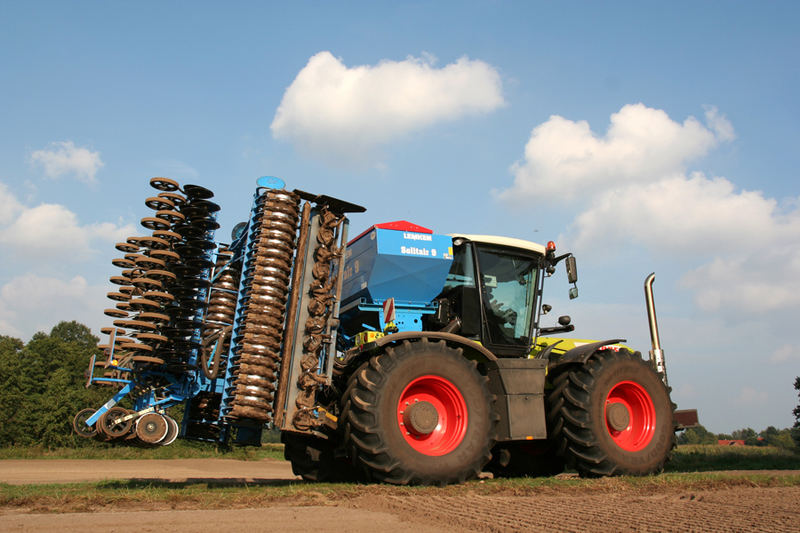 Xerion mit Lemken Drillkombination I