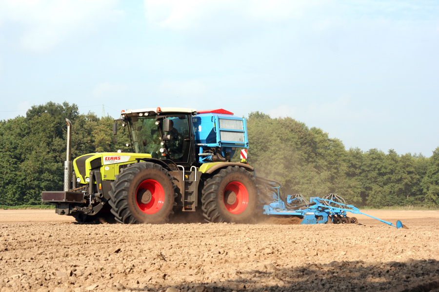 Xerion mit Lemken Drillkombination II