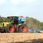 Xerion mit Lemken Drillkombination II