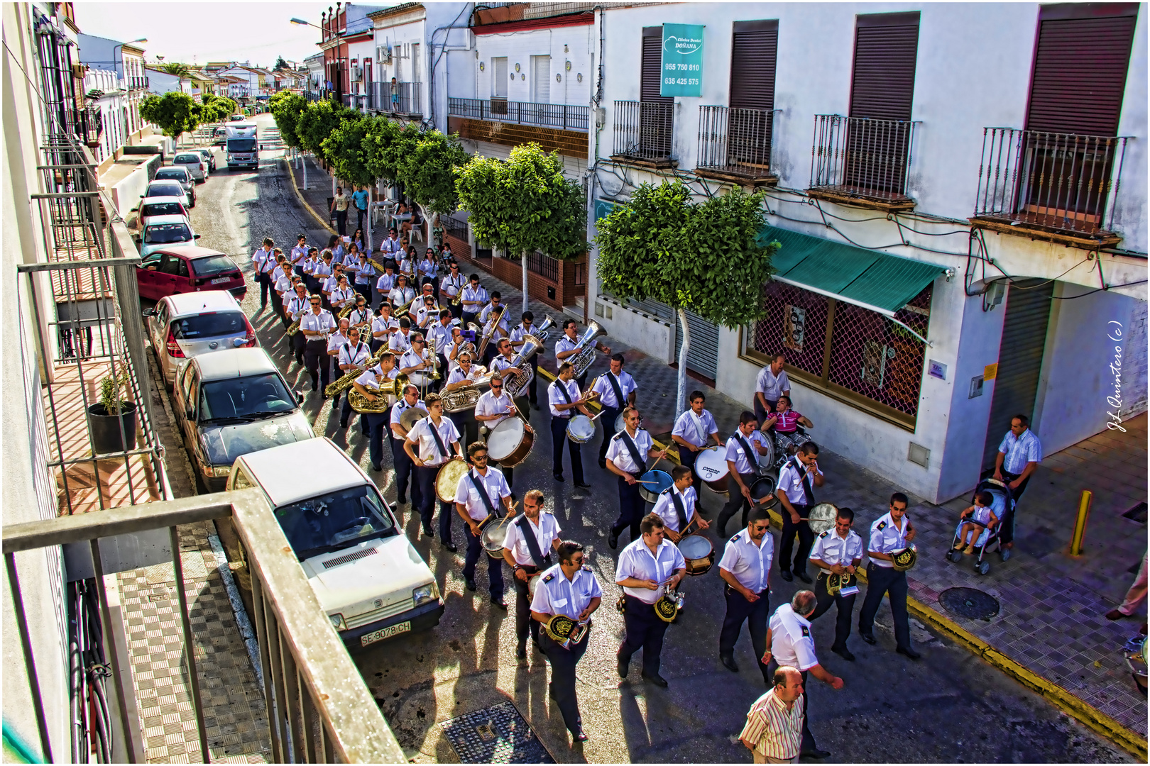 Y la banda pasó bajo mi balcón……………