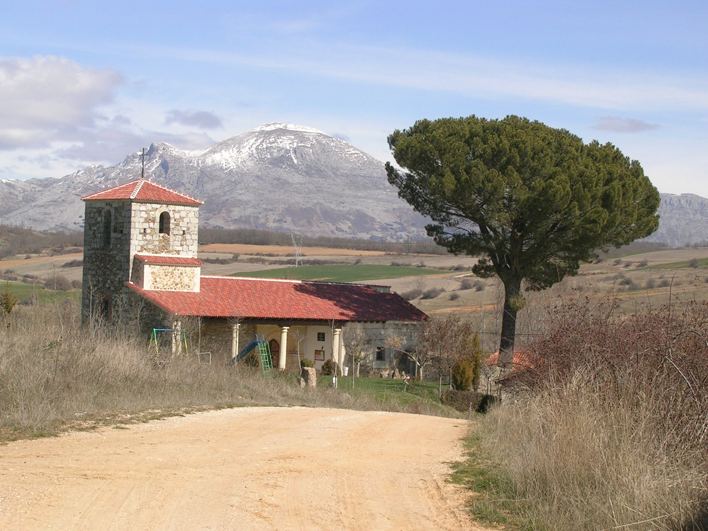 ...Y la peña Redonda.... (nevada)  Villalbeto .P (Palencia)