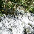 Y otras veces, cae en cascadas cantarinas.