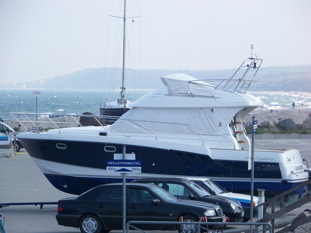 Yacht auf ungewöhnlichen Parkplatz (Kühlungsborn)