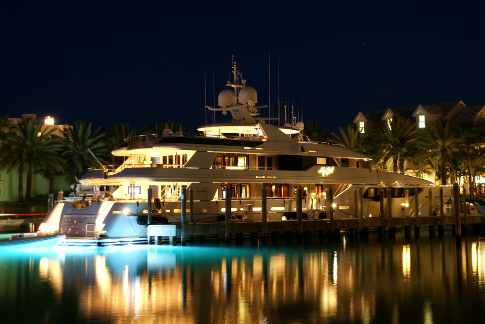 yacht bei nacht