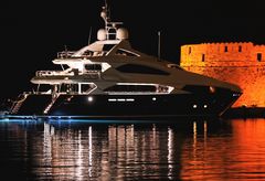 Yacht bei Nacht