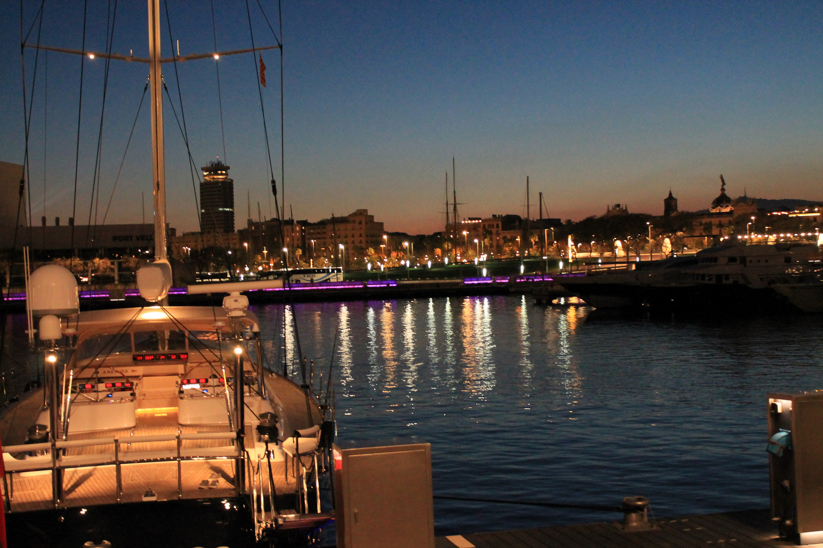 Yacht-Hafen Barcelona bei Nacht