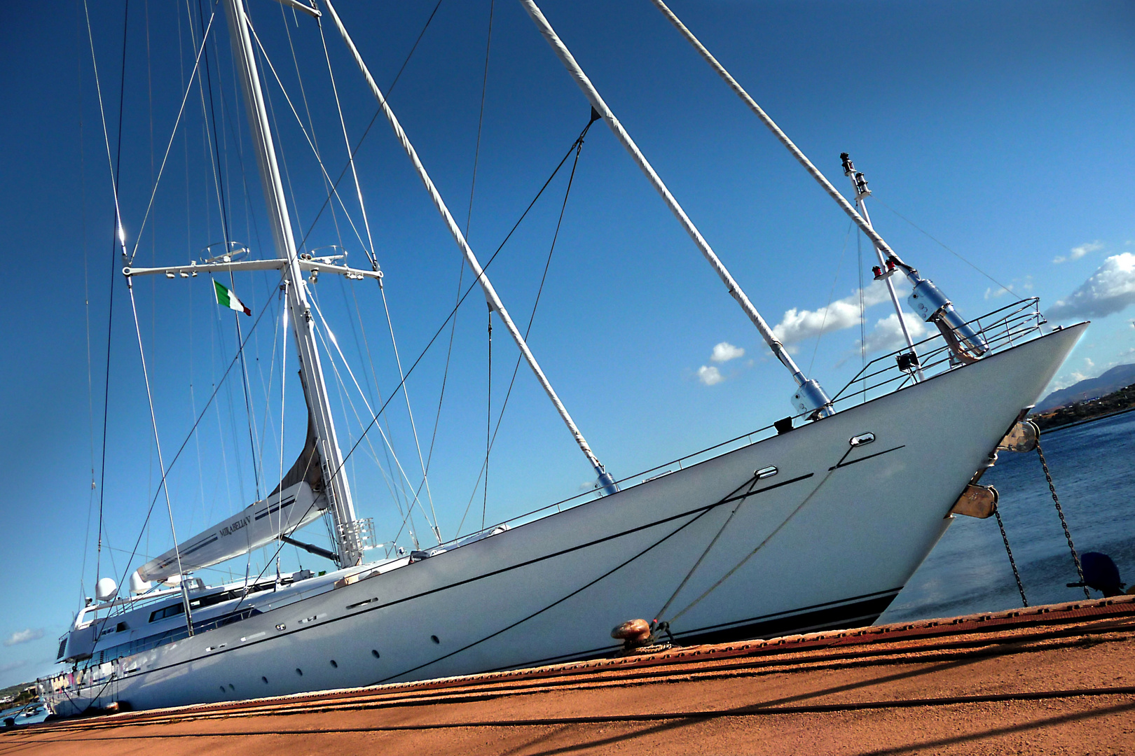 Yacht im Hafen von Olbia