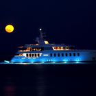 Yacht im Mondschein