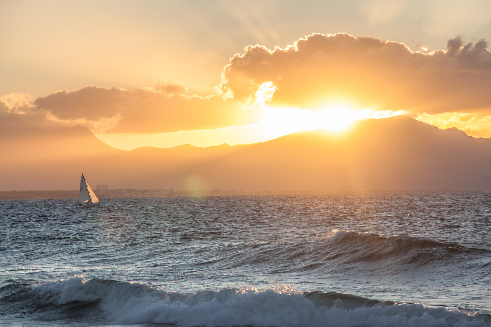 Yacht im Sonnenuntergang