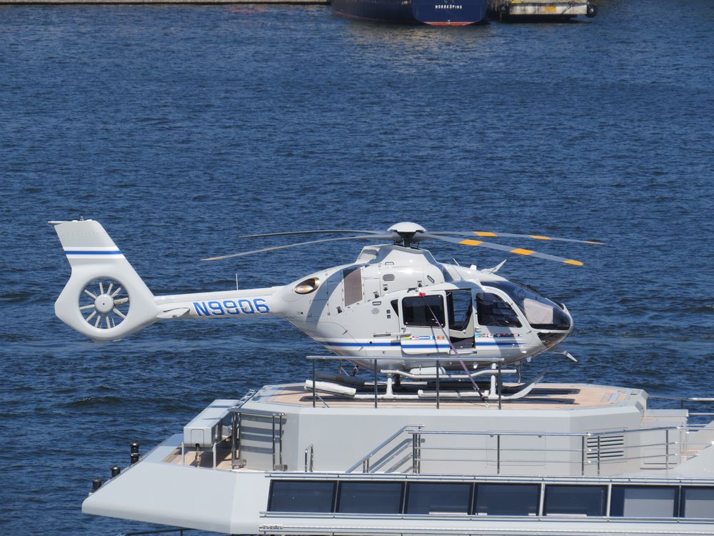 Yacht mit eigenem Hubschrauber