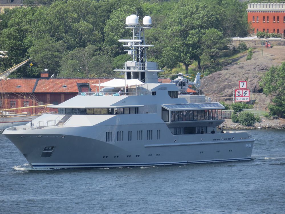 Yacht mit Hubschrauber auf Deck