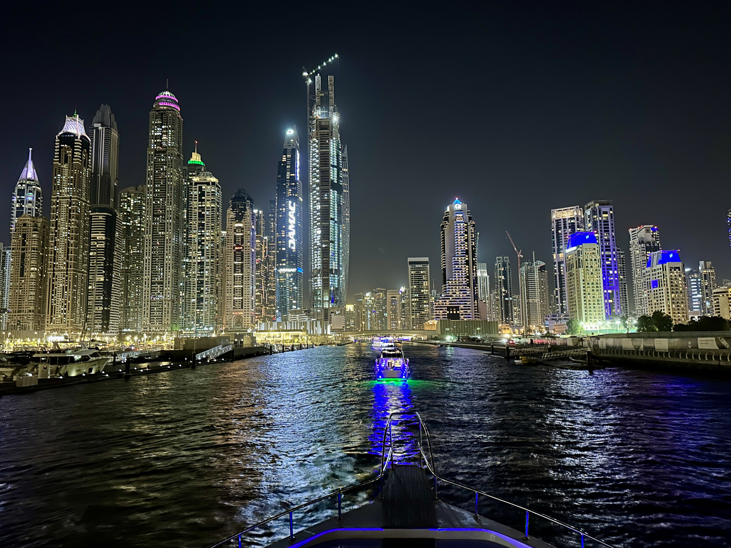 Yachtfahrt Dubai Marina am Abend