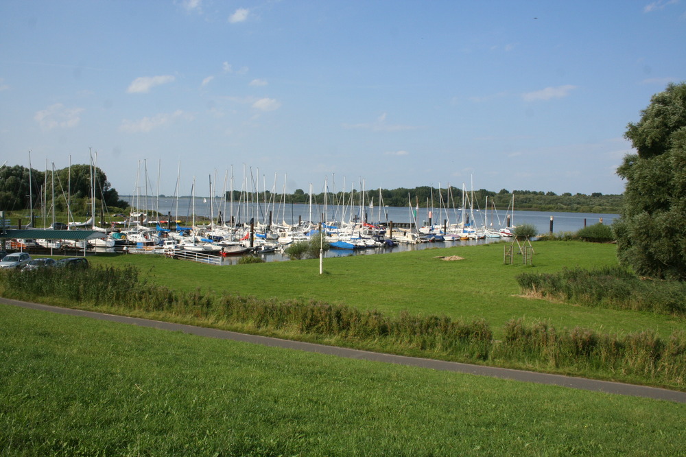 Yachthafen bei Jork an der Elbe