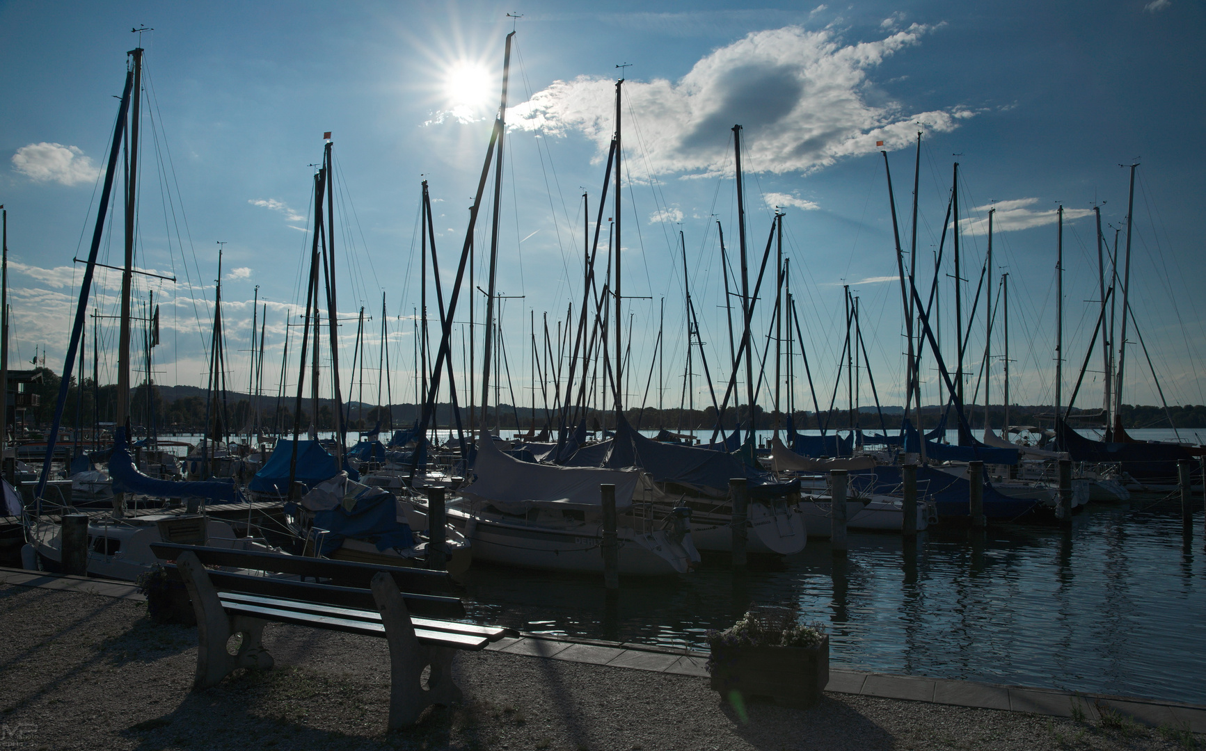 Yachthafen im Gegenlicht ..