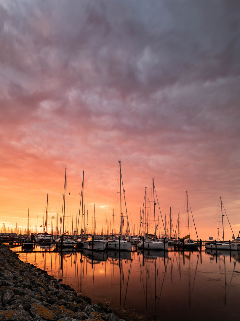 Yachthafen im Sonnenuntergang