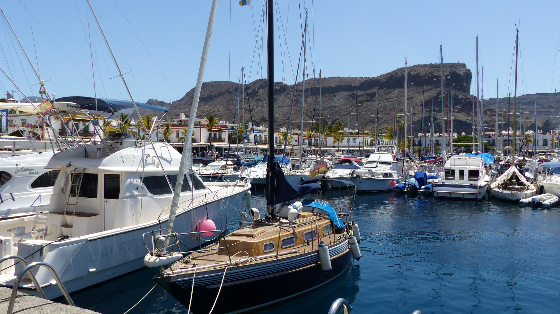 Yachthafen in Puerto de Mogán mit Blick in die Berge - Gran Canaria