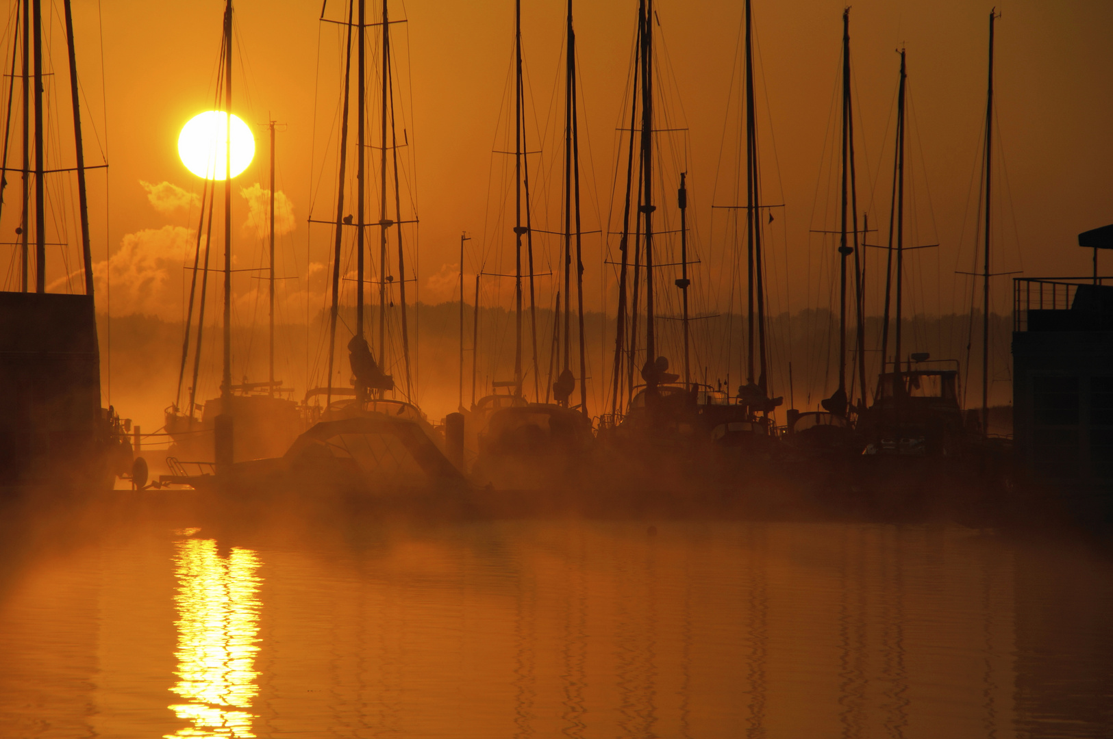 Yachthafen Marina Neuhof im Morgendunst