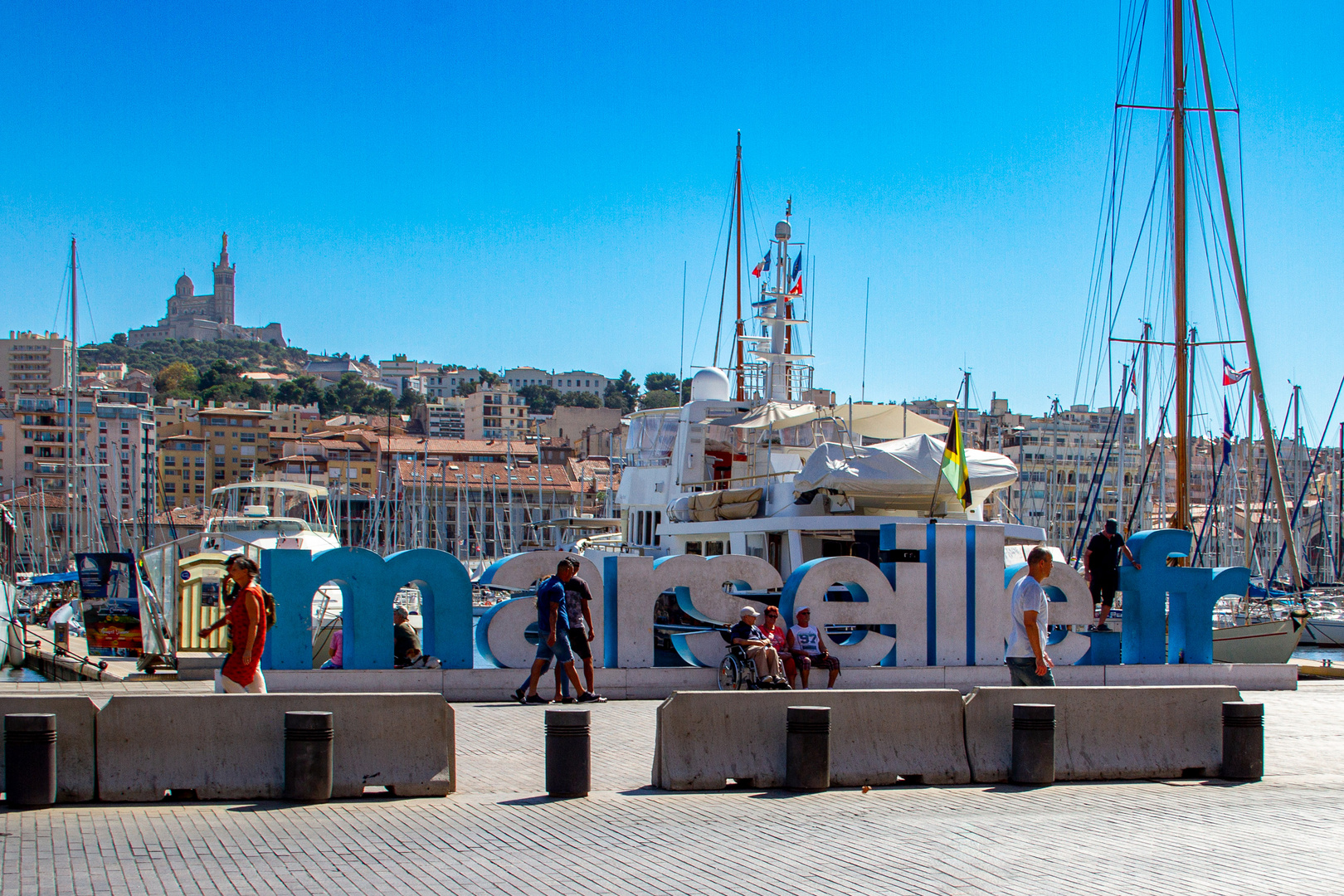 Yachthafen mit Blick zur Notre-Dame de la Garde