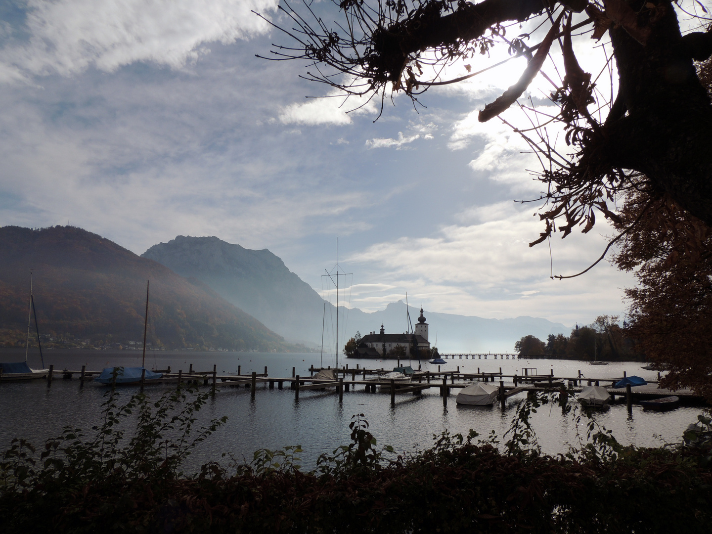 Yachthafen mit Schloss Ort