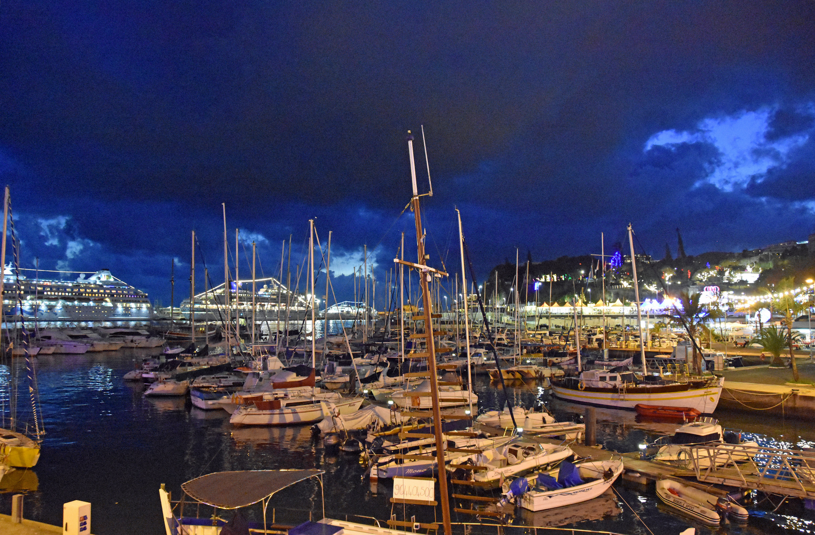 Yachthafen und Kreuzfahrtterminal von Funchal