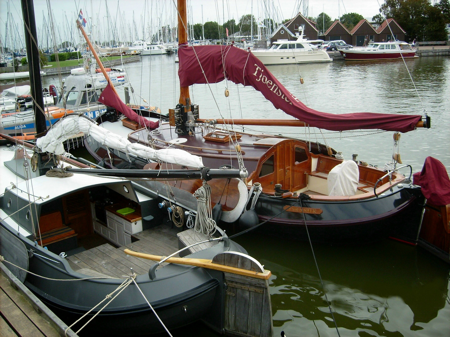 Yachthaven van Hindeloopen am Ijsselmeer, Nederland  - Die Tjoenster, eine Lemsteraak