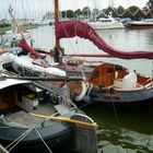 Yachthaven van Hindeloopen am Ijsselmeer, Nederland  - Die Tjoenster, eine Lemsteraak