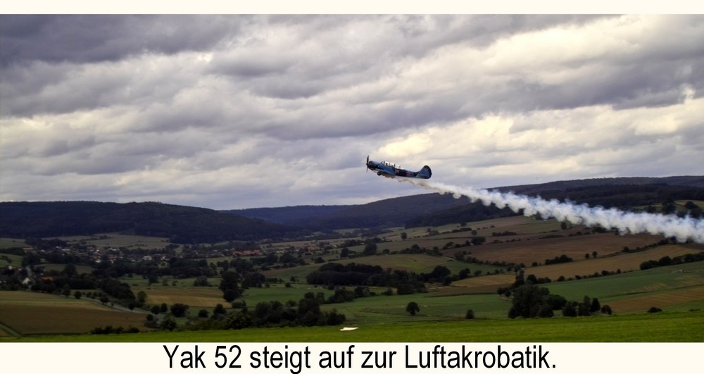 Yak 52 -Aufsteigen zur Flugvorführung.Uslar 07.09.08