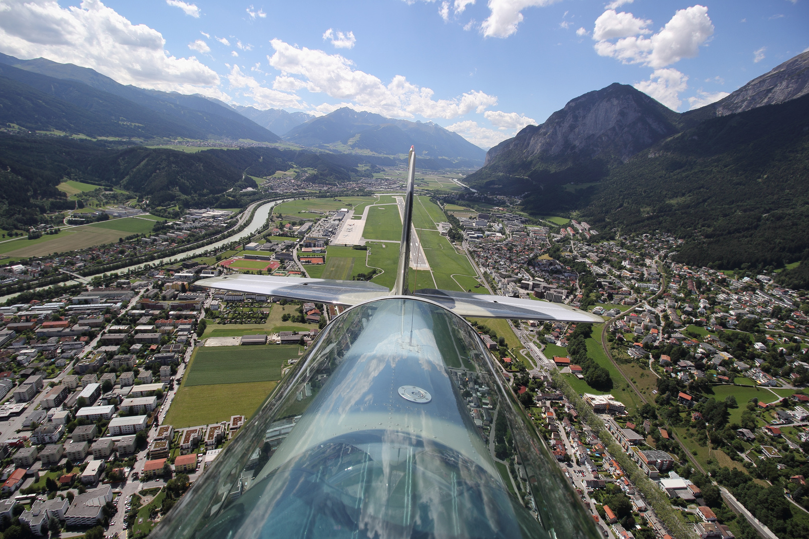 YAK 52 - beim Start in Innsbruck - LOWI - INN - 10 6 17