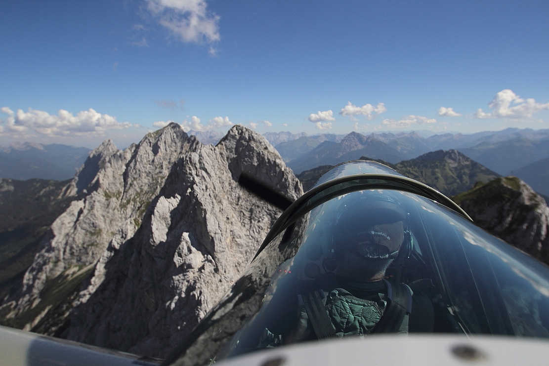 YAK 52 - Durchflug Tannheimer Kletter Berge