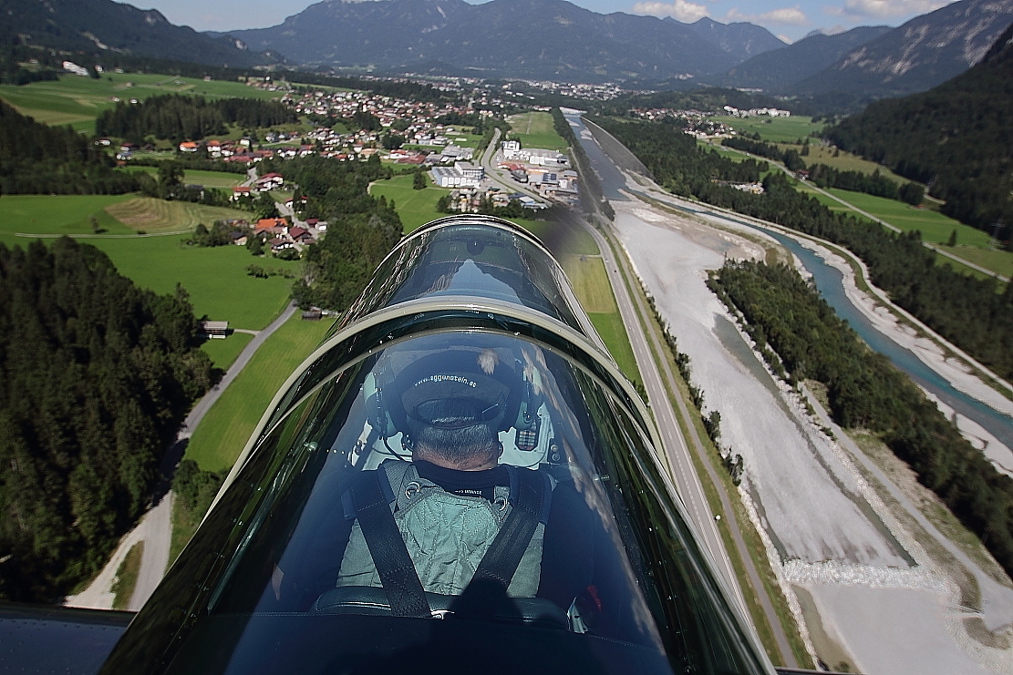 YAK 52 im Anflug LOIR - Flugplatz Höfen / Tirol